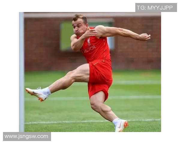 男足球星腹肌诱惑照片是谁拍摄的背后故事揭秘